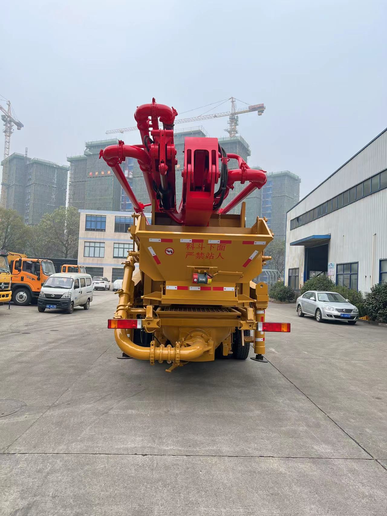 Weishi mixer with pump truck, 33 meters wheelbase, short body, small rural building and road repair, construction tool