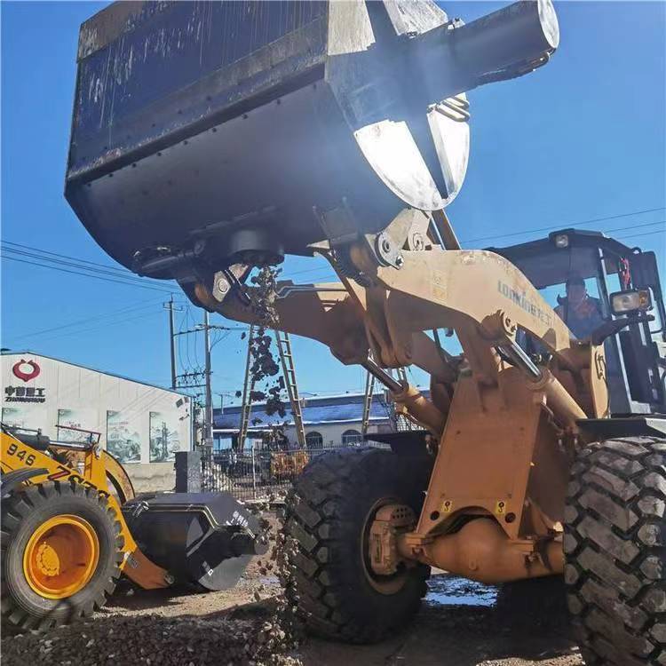 Longgong 955 has been renovated with a mixing bucket of 1 square meter. The concrete mixing bucket is used for transporting multiple mixing trucks in the sand and gravel plant