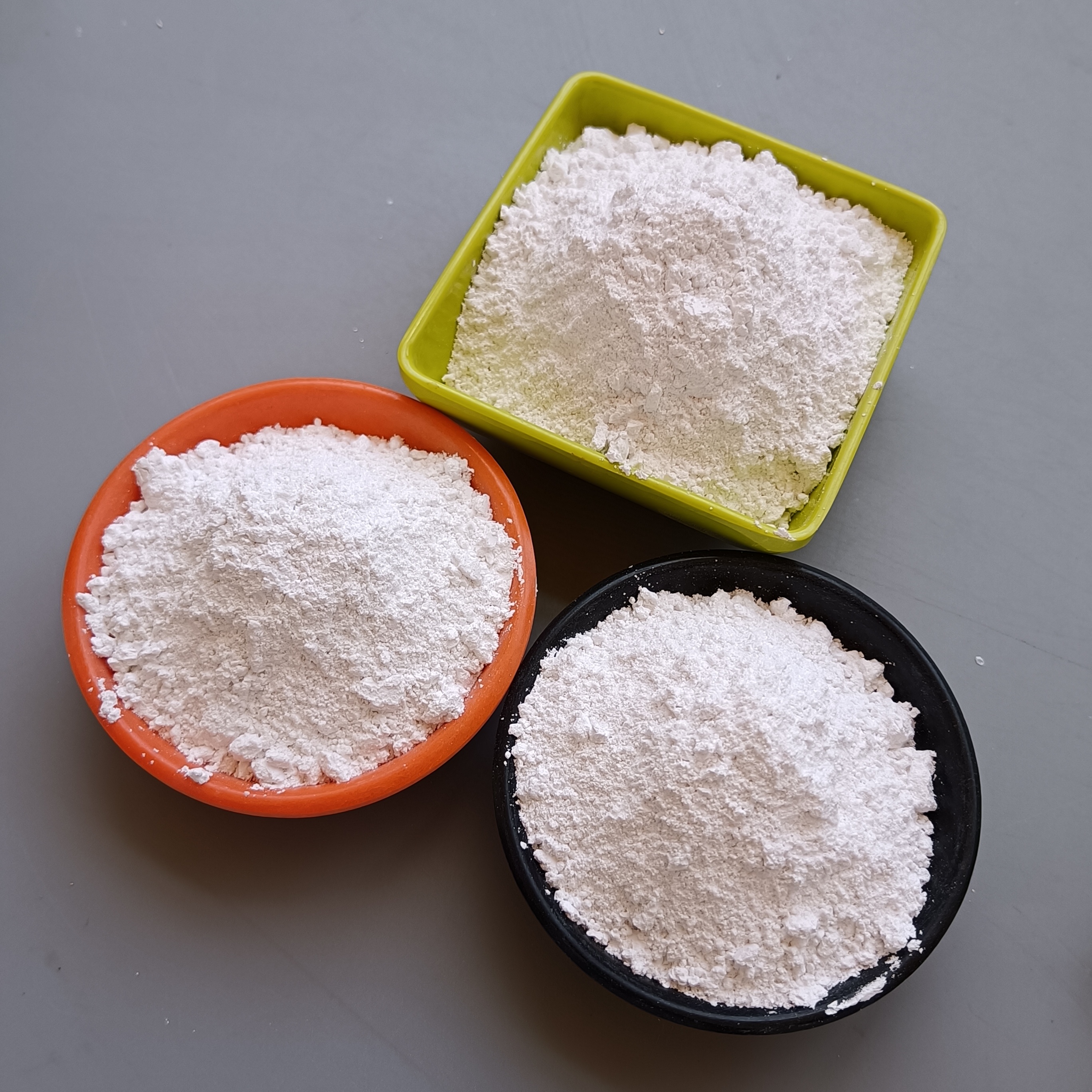 Chuanxin Mineral Calcined Kaolin has a powdery white shape and good plasticity, which can be used for ceramic coatings, etc