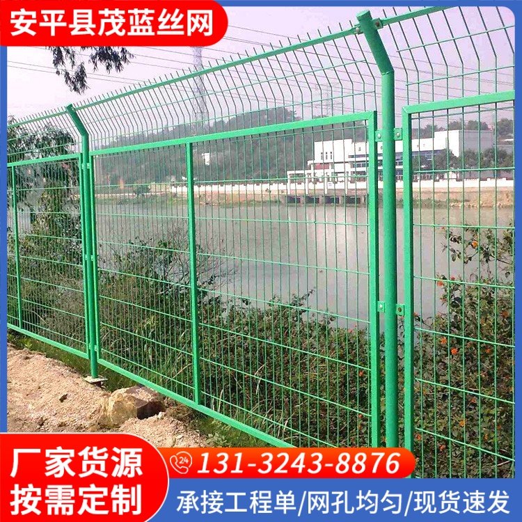 铁路防护栅栏 光伏电站框架护栏网 草绿色摊位车位隔断 带框折弯护栏