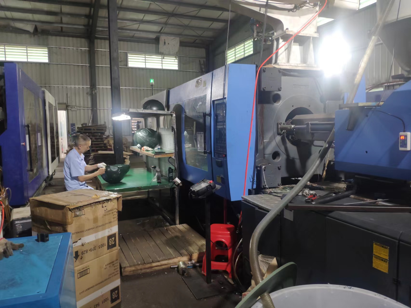 The second-hand Haitian servo 530 ton injection molding machine factory is in good condition during production