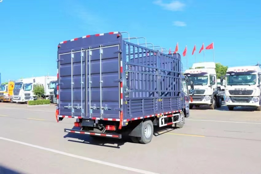 The inner diameter of the box of the 4-meter-2 high rail truck of the Heavy Duty Truck Haowo is 2.45 meters, and the 8-speed high and low speed of the Fast is 8 gears