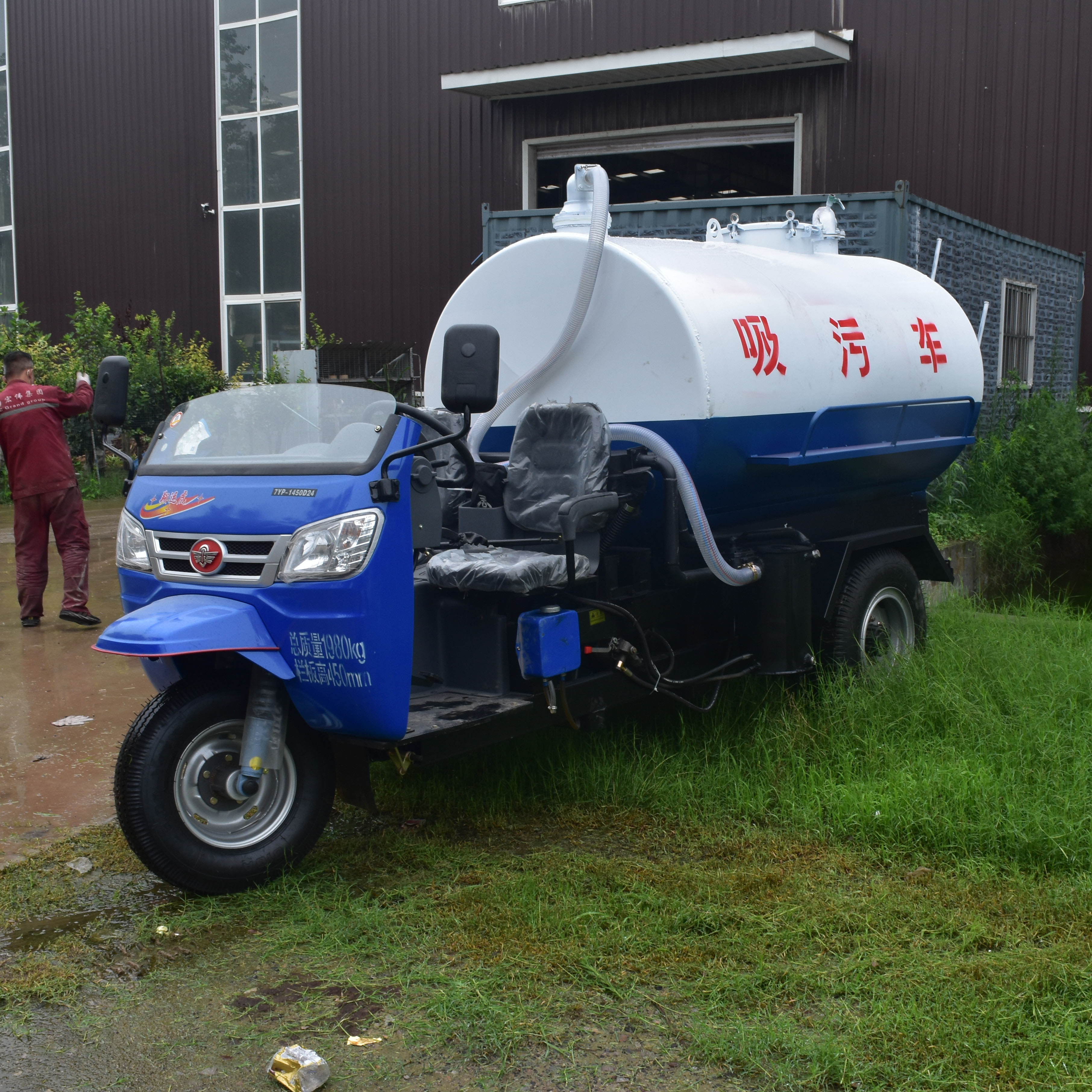 Zeyu Environmental Sanitation Agricultural Three Wheel Septic Suction Truck Farm Fecal Cleaning Truck has a Long Service Life