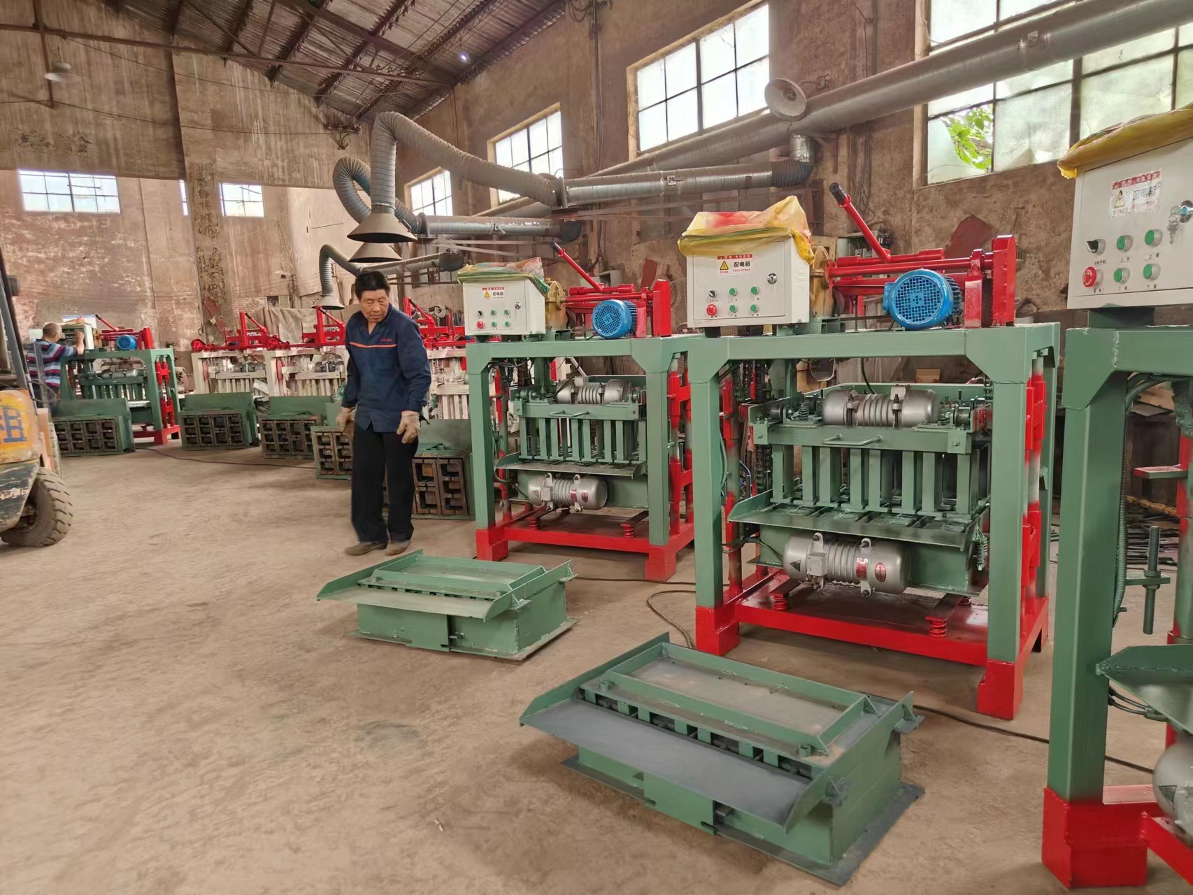 New type of lawn production brick machine equipment, permeable color brick machine, cement non firing brick making machine, fully automatic brick pressing machine