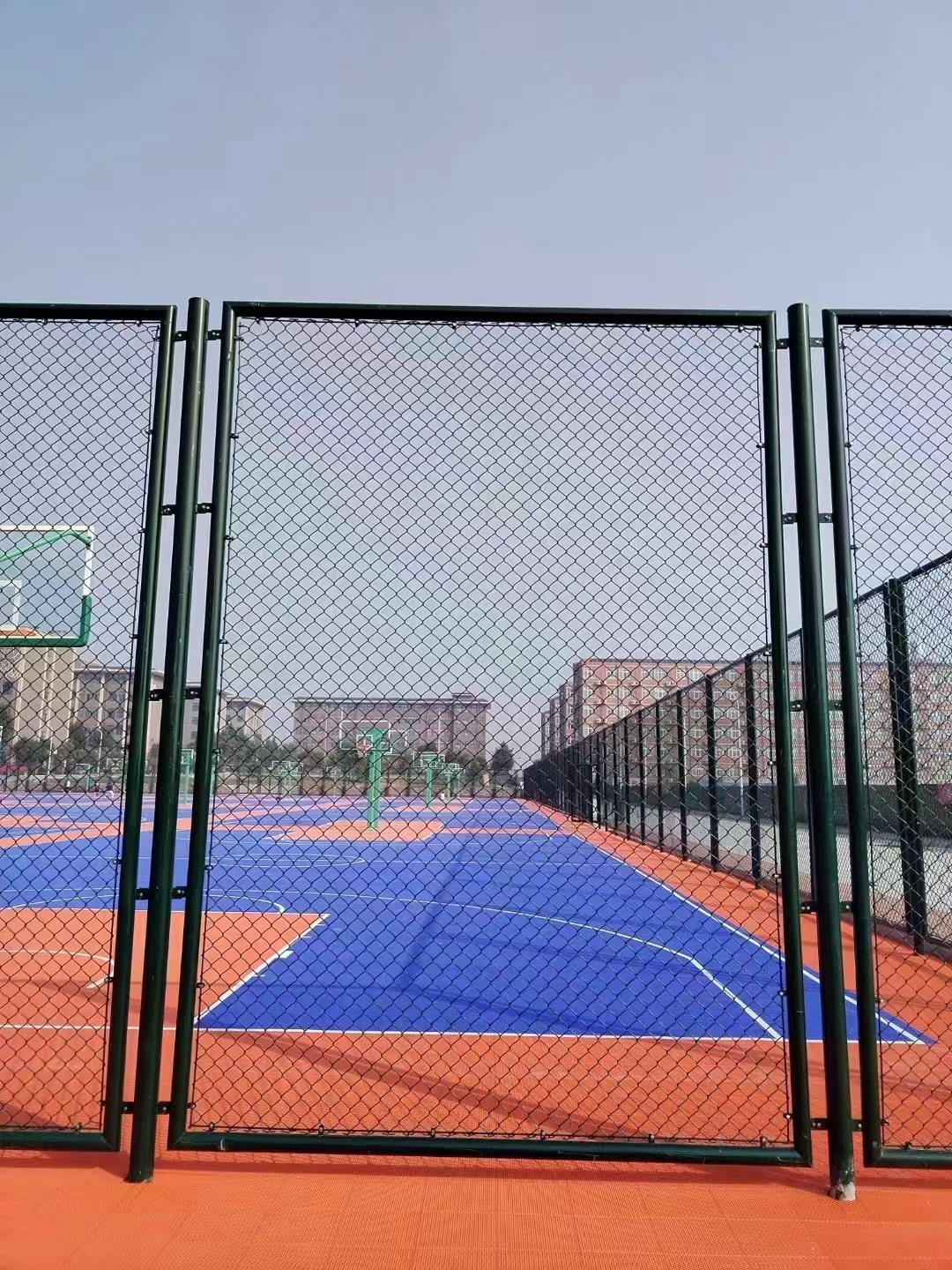 Impregnated high-quality sports field fence, sports badminton court fence, school court fence, customizable production