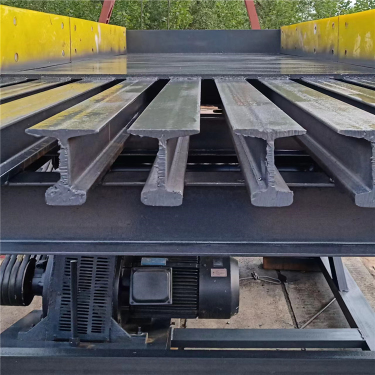 Plate chain feeder: The chain plate conveyor is not prone to wear and tear, and the lightning boat is environmentally friendly, heat-resistant, and heavyweight resistant. It can be retracted