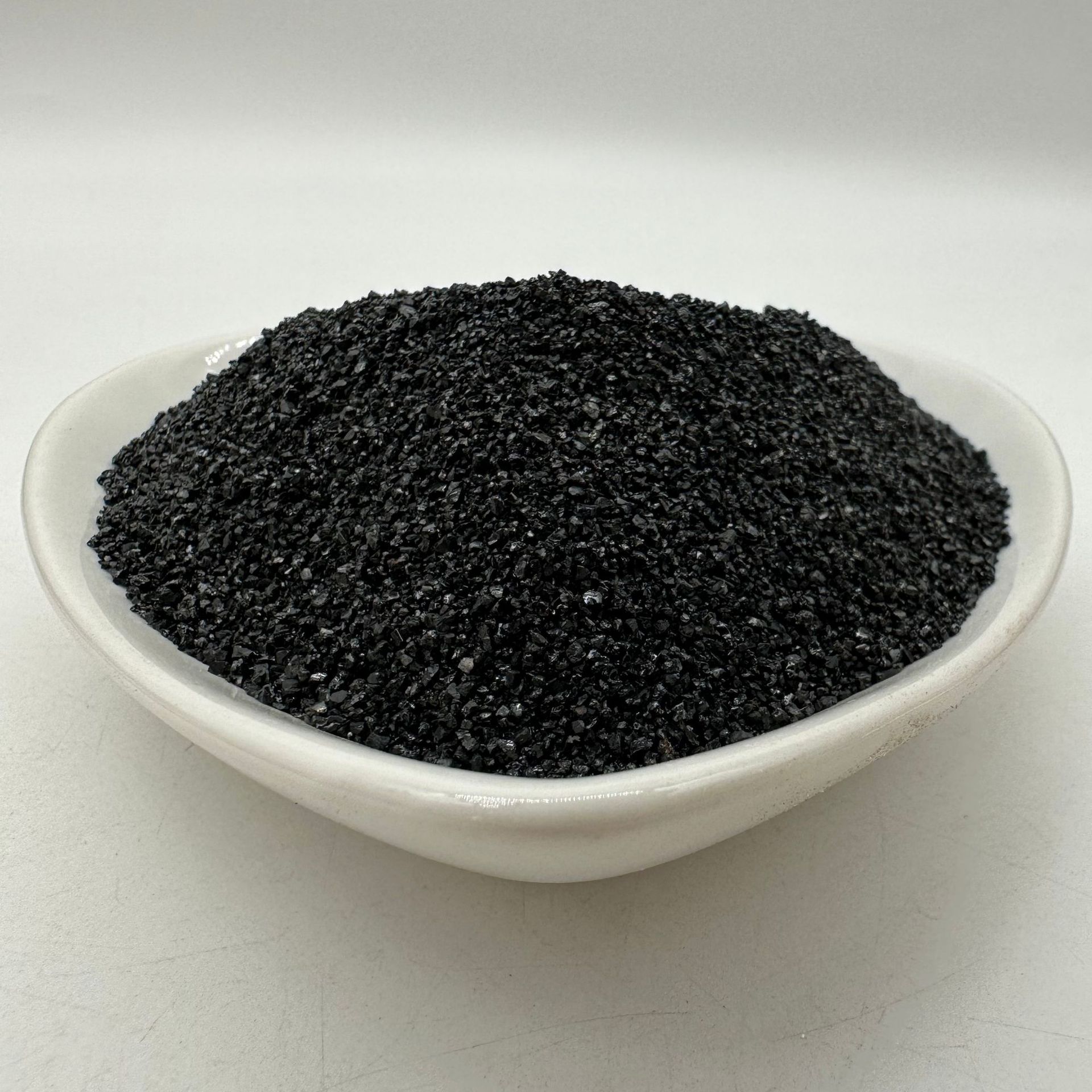 Manufacturer provides emery sand blasting, rust removal, bright black sand grinding tools, abrasives, refractory materials, wear-resistant floor aggregates