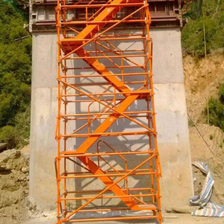 Hanging cage type safety ladder for construction of high piers of subway bridges, and the protective platform of the ladder cage building bears strong Kangming