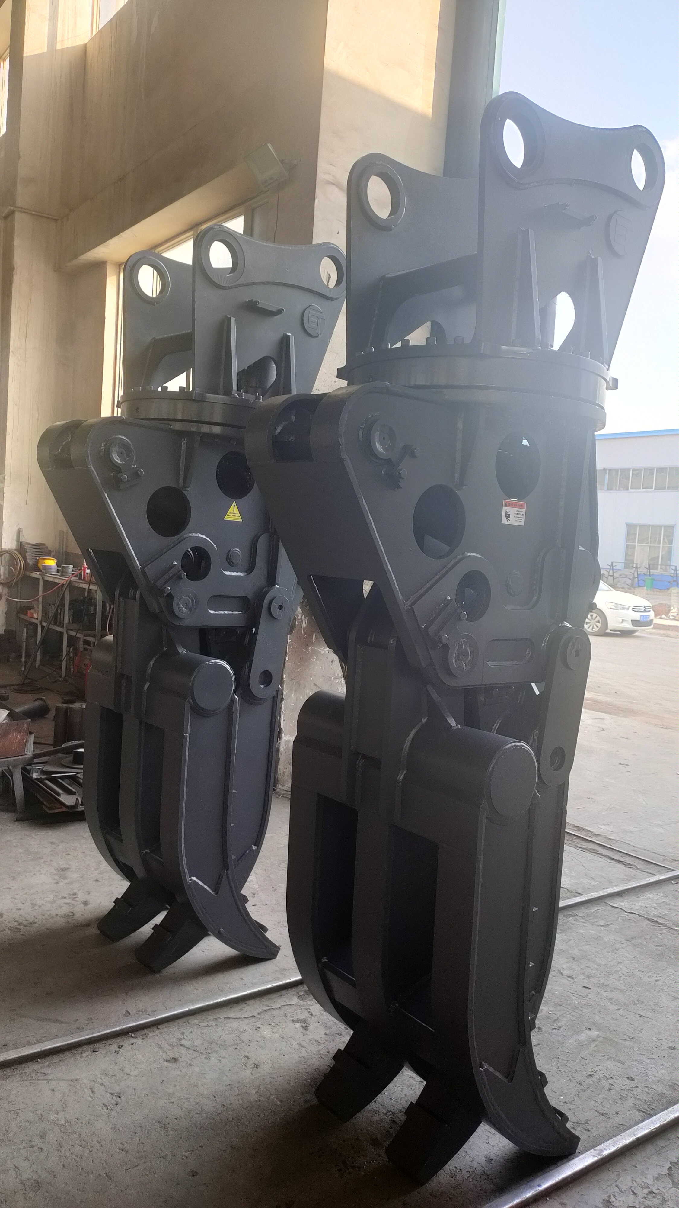 The heavy-duty steel grabbing machine excavator is equipped with a compact structure, stable performance, high-end quality, and top-notch after-sales service