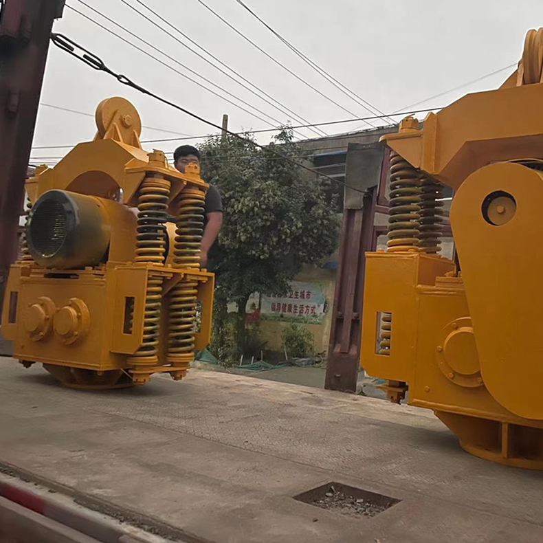 Excavator equipped with high-frequency hammer hydraulic pile driver, steel sheet pile vibration hammer, integrated with pile driving and pulling