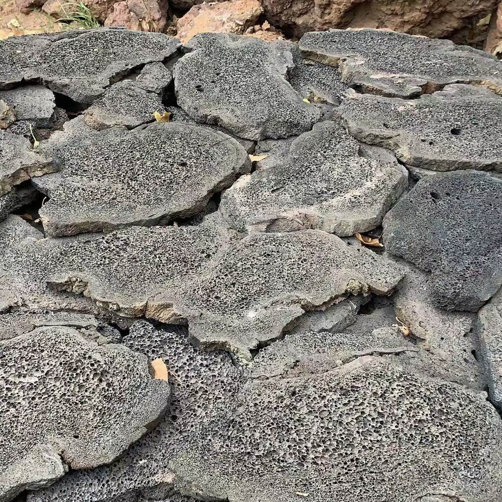 多孔火山岩 铺地火山岩石板碎拼石片 火山岩透气滤料颗粒