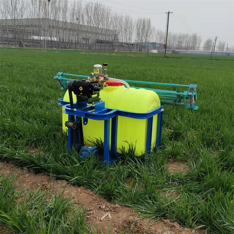 Self propelled four wheel sprayer with a height of 1 meter and adjustable wheel base for corn and wheat spraying