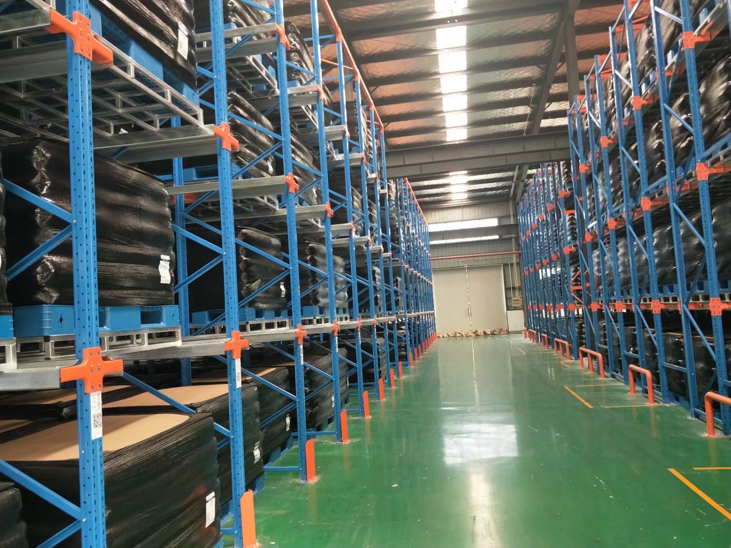 Dense storage of 1-6 tons for refrigerated storage using through rack forklift driven storage racks