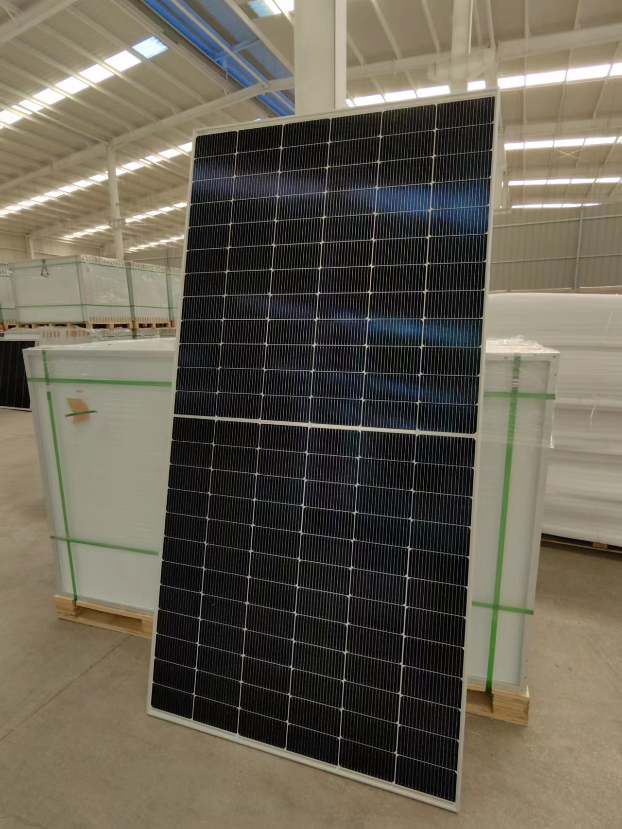 Efficient N-type single crystal 580W solar photovoltaic panel for rooftop power generation, industrial and commercial photovoltaic panel components