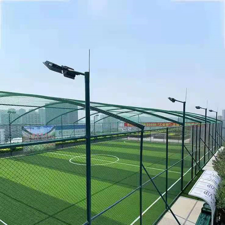 Four meter high cage style football field, spray plastic fence, sports field, hook protective net, sports field guardrail installation