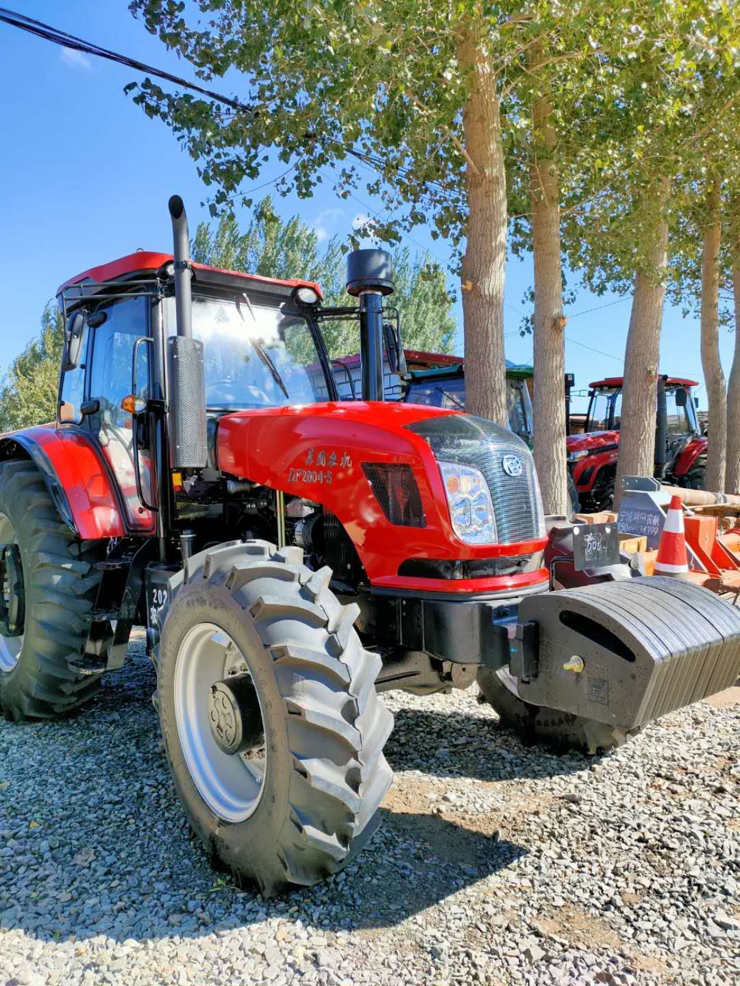 Dongfeng 1804 2004 Agricultural four-wheel drive tractor TG rear axle optional with widened tires for Shangchai/Weichai engines