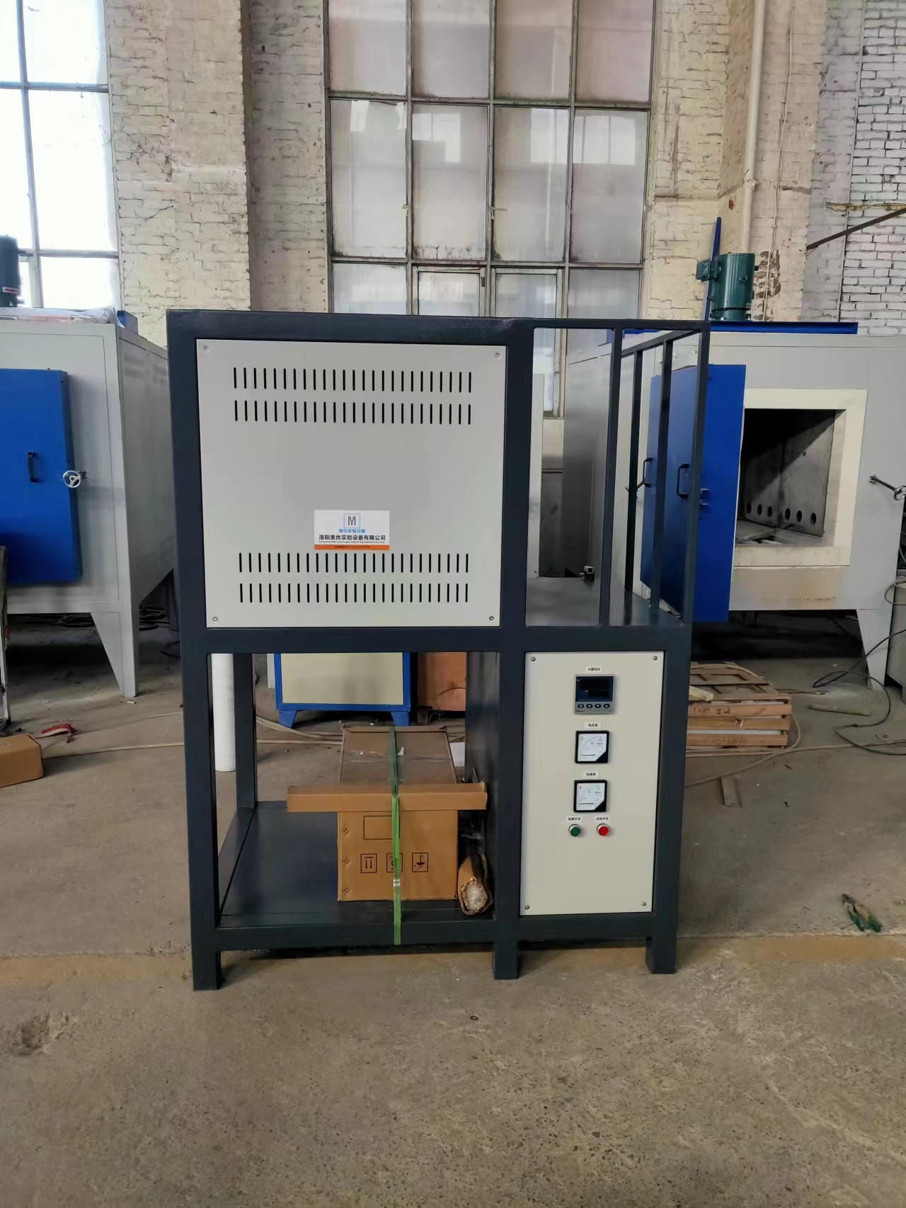 High temperature crucible type frit furnace, glass ceramic melting, automatic material flow, complete specifications, safe operation, intelligent temperature control