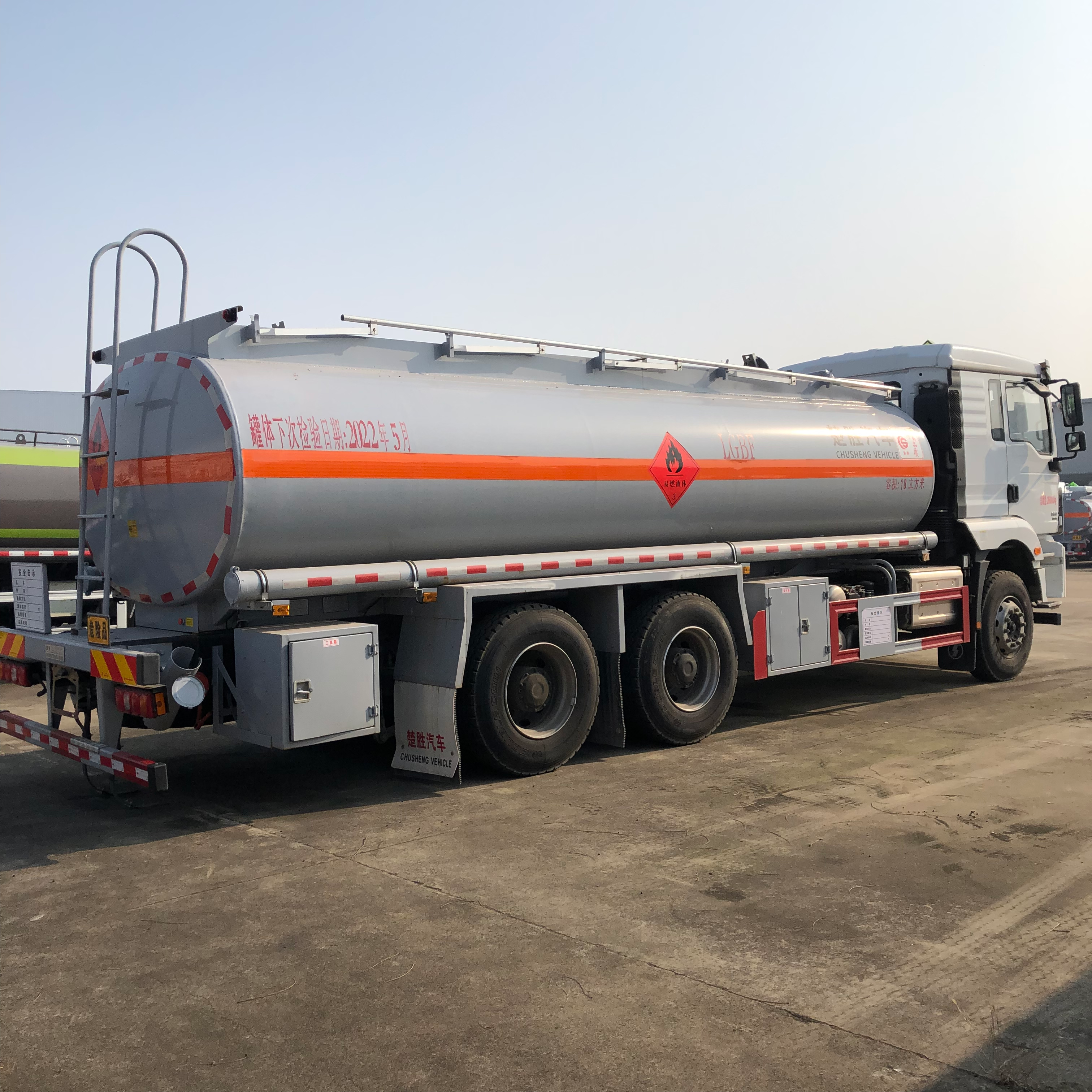 Shaanxi Auto Delongxin M3000 rear eight wheeled 21.4m3 Tank truck 6+4 rear double axle oil tank truck