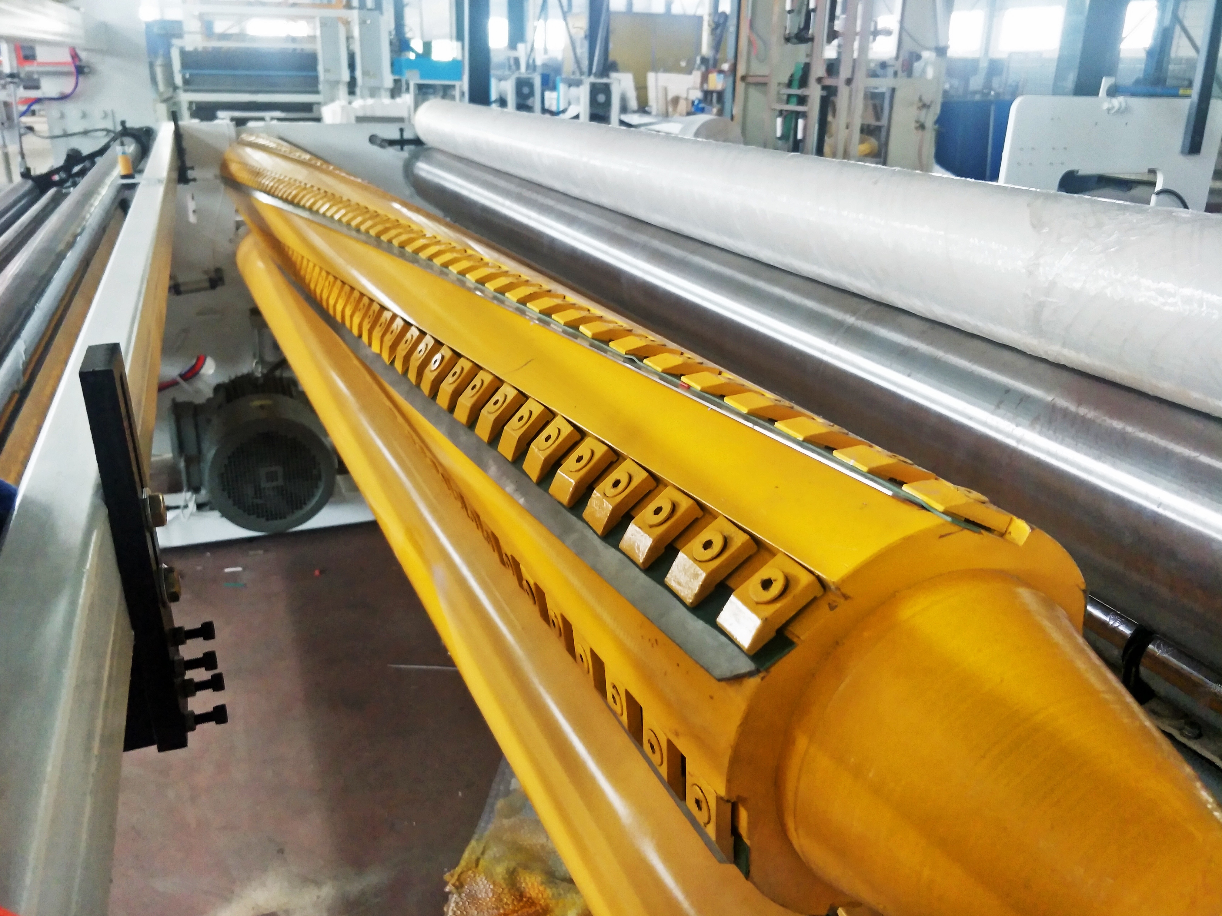 Guangmao Machinery 1880 Small Automatic Rewinding Machine with a daily production capacity of two tons of household paper automatic cutting and packaging