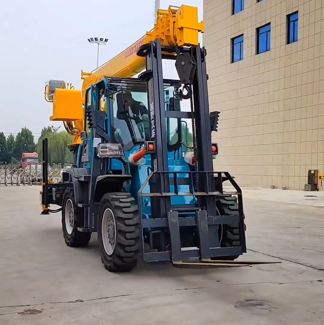 Manufacturer of a 5-ton hydraulic telescopic crane arm for off-road forklifts with tail mounted forklifts and busy modifications at both ends