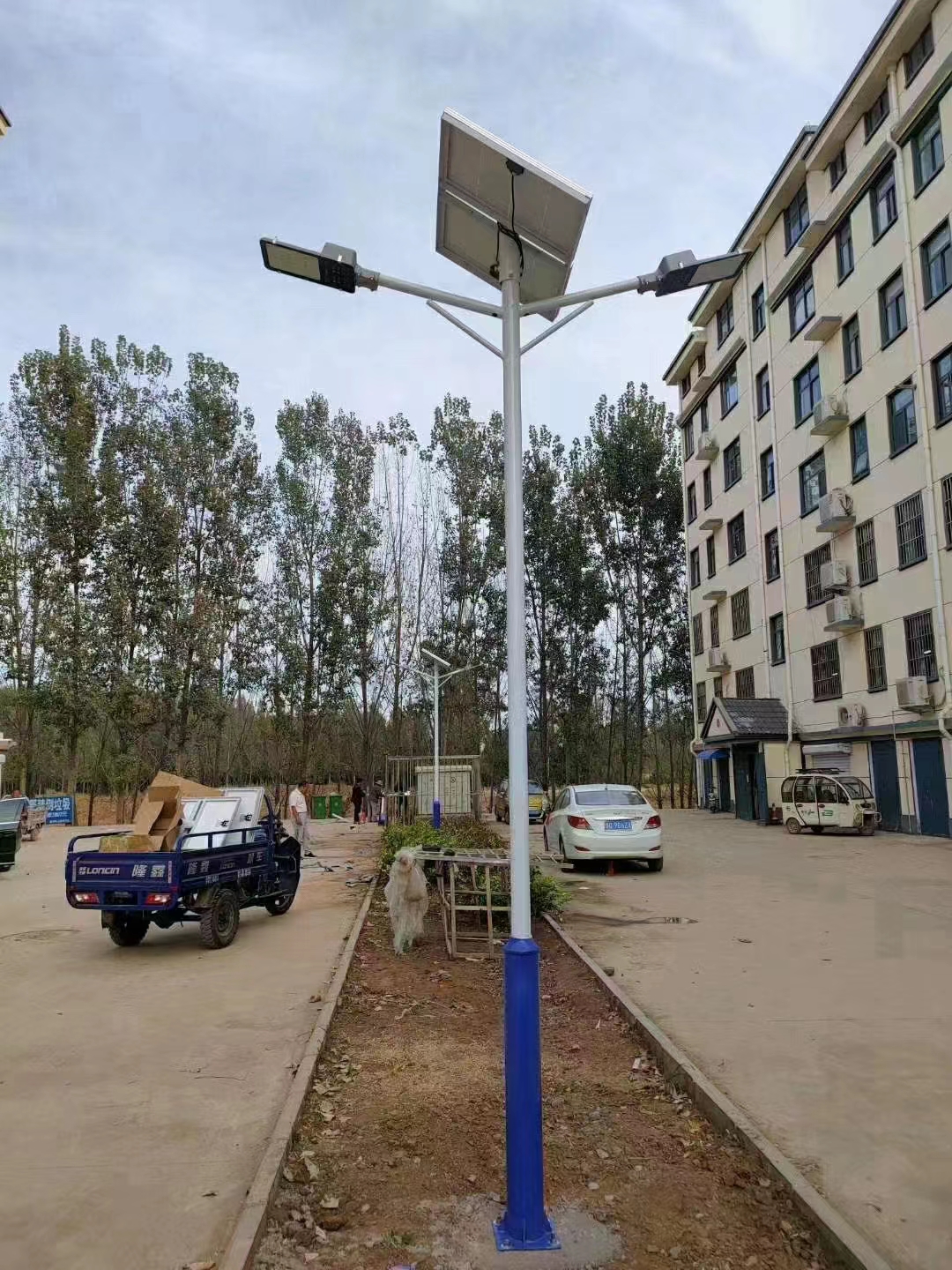 Yaming 5-meter solar street lamp manufacturer can use it for 7 rainy days