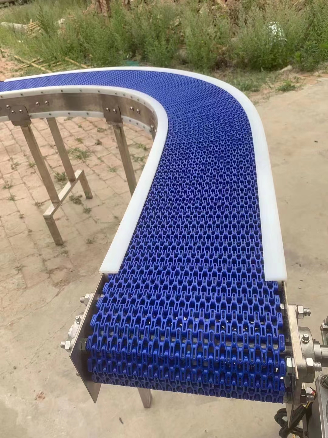 Xingchuang Food Grade Plastic Mesh Belt Chain Plate Beer Conveyor Assembly Line Seafood Product Cleaning Conveyor Belt Customization