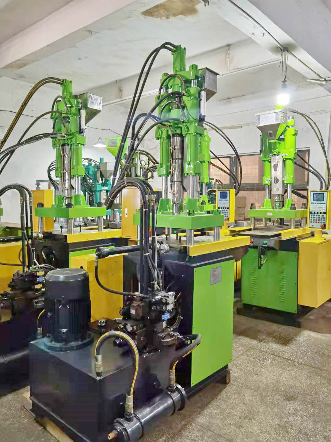 Sell 90% new second-hand 65 tons of current machine 150 grams of single slide vertical injection molding machine Slide injection molding machine