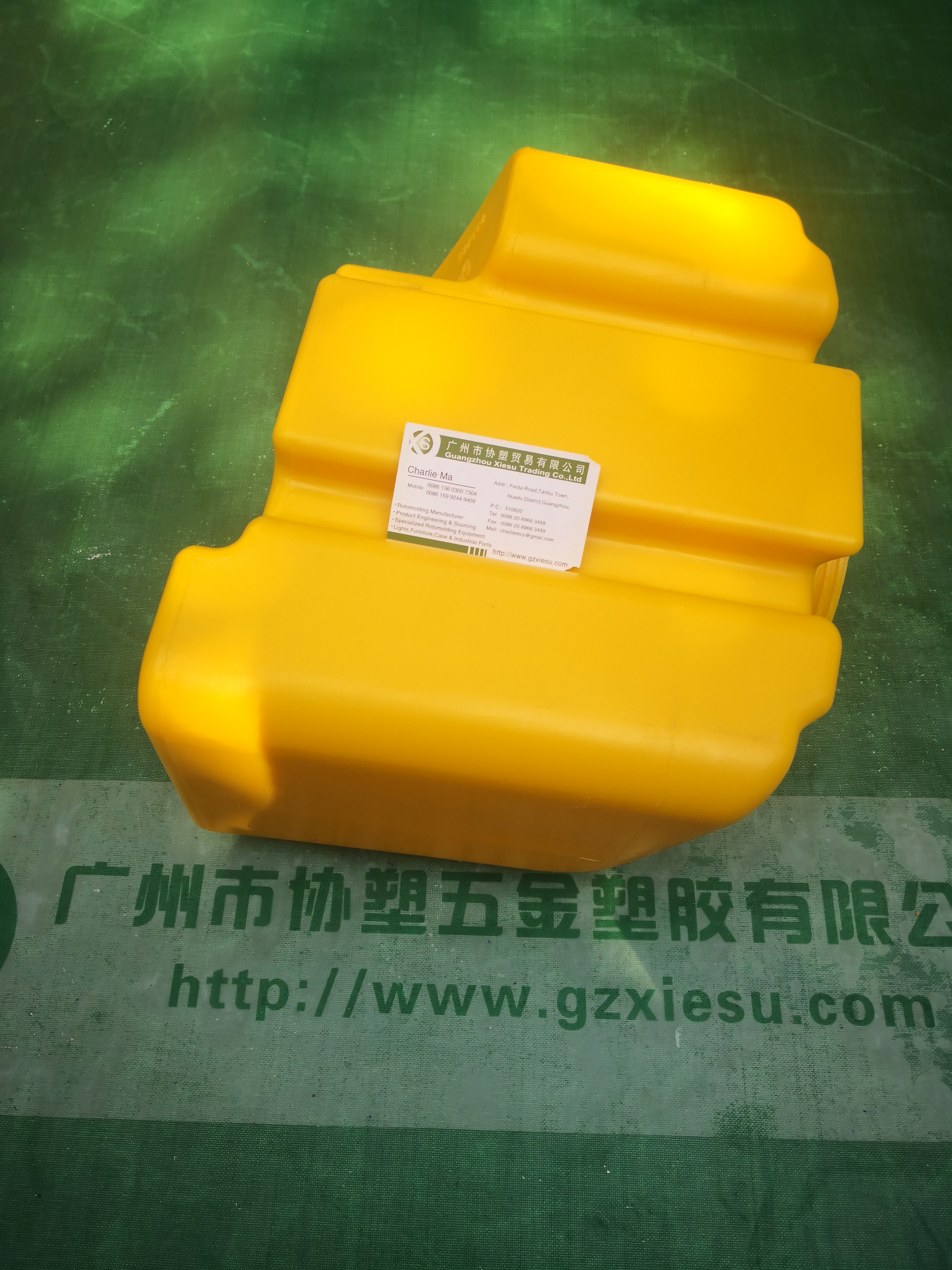 The wall thickness of the rolling plastic fuel tank and water tank for automobiles and motorcycles is uniform, sturdy, corrosion-resistant, shock-resistant, and impact-resistant