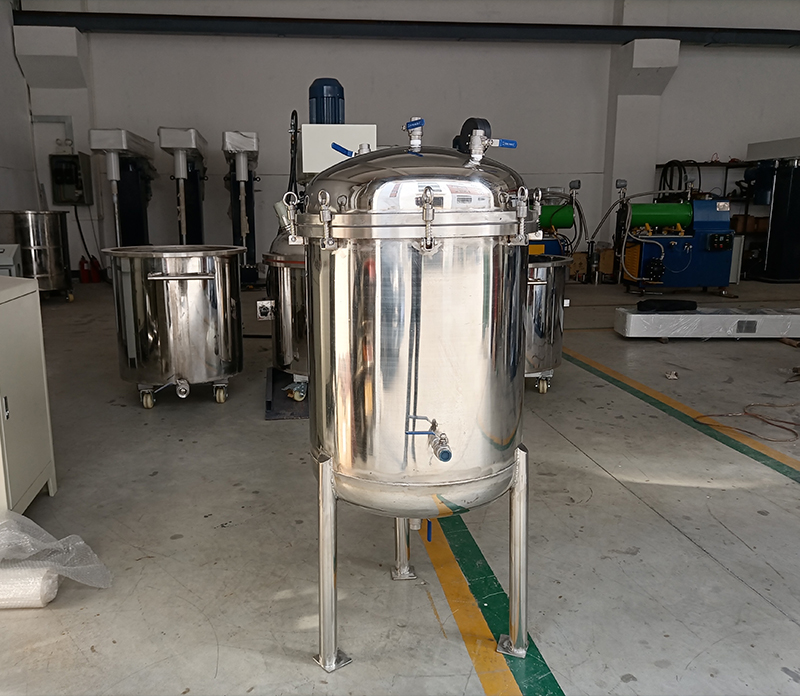 SUS304 stainless steel vacuum buffer tank, customized manufacturer for the processing of high-level tanks in small vertical and horizontal chemical storage tanks