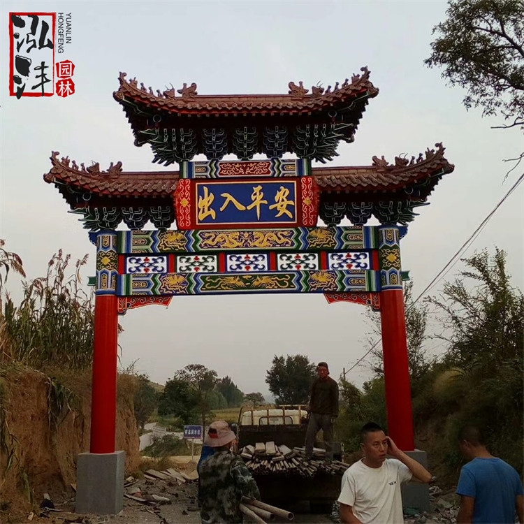 The cement archway at the entrance of Hongfeng Village was painted in Ming and Qing Dynasties. The three gates of the ancient memorial archway are beautiful