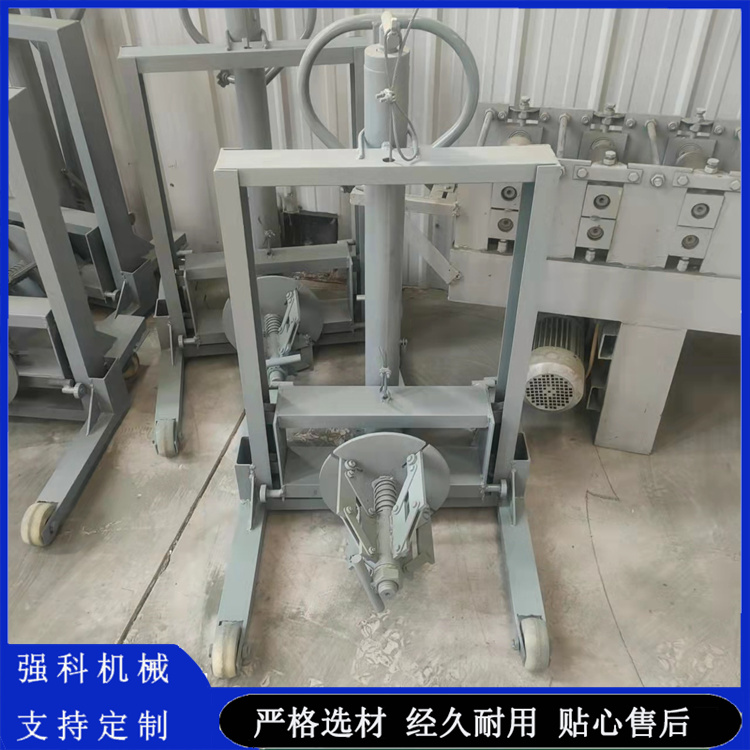 Advertising buckle plate car color steel coil feeding rack Qiangke Machinery thoughtful service