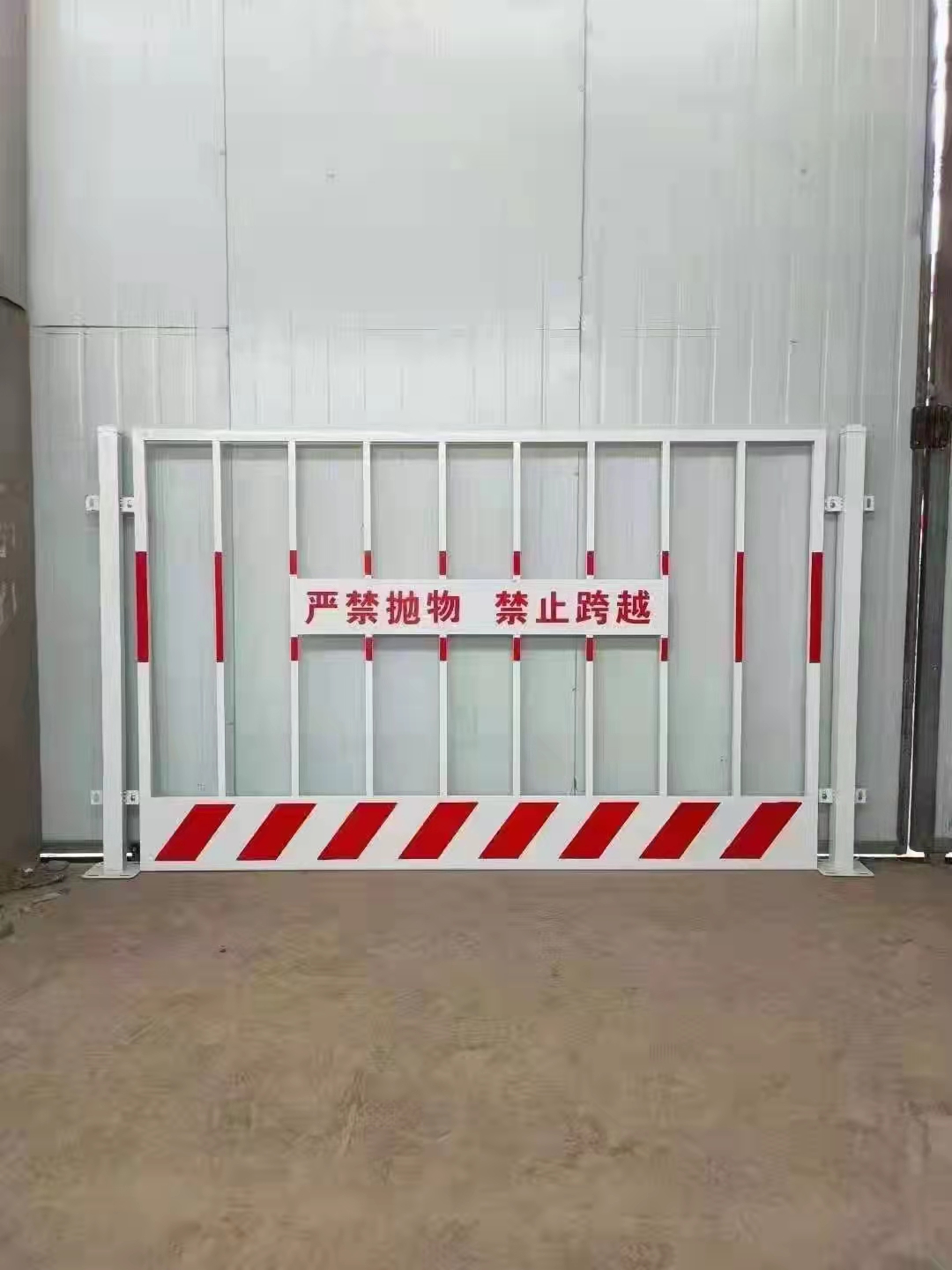 Deep foundation pit excavation protective railing enclosure subway foundation pit guardrail wellhead edge protection warning safety fence network