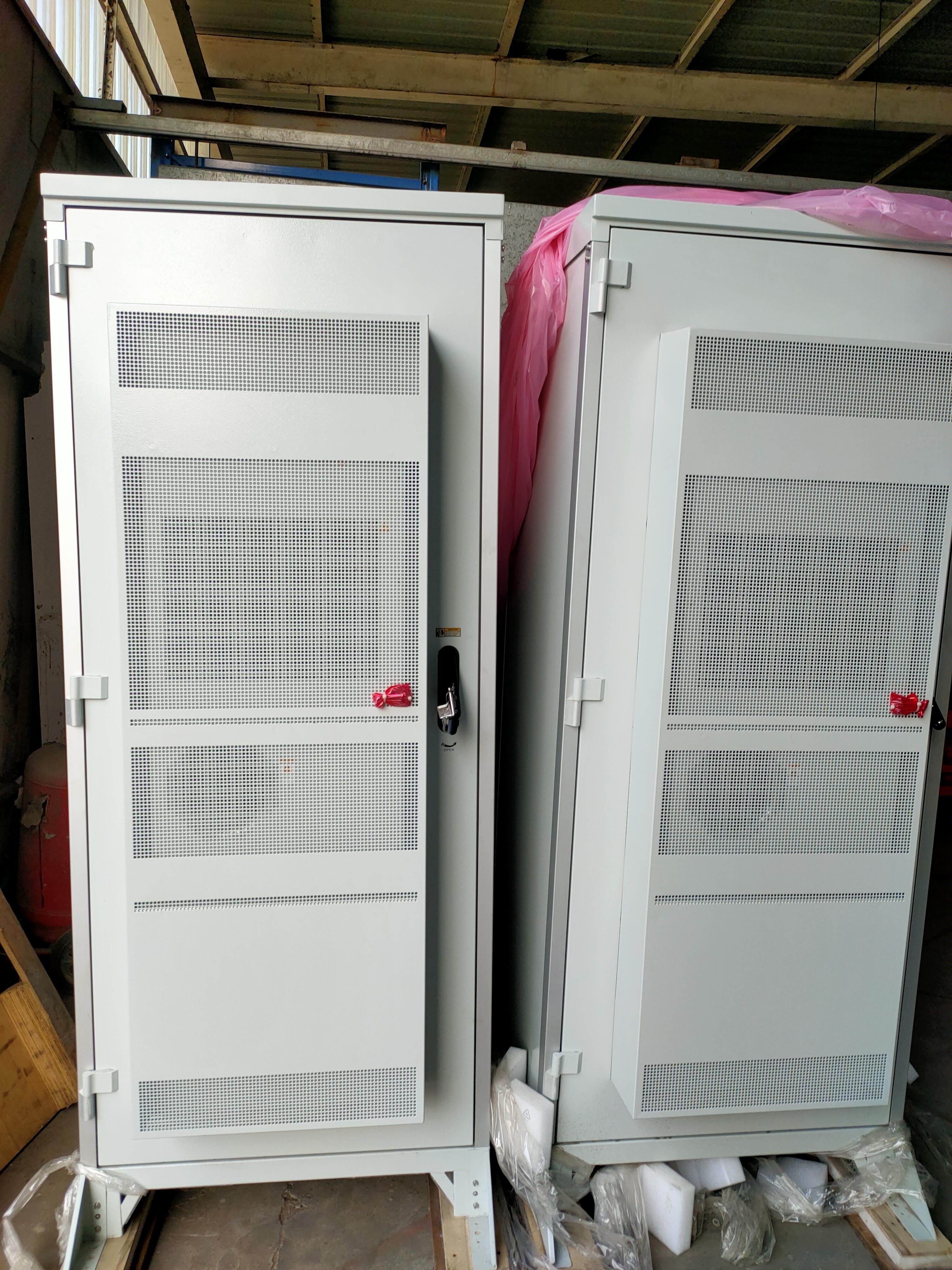 Outdoor integrated communication equipment cabinet energy storage switch power server lithium battery storage protection level IP55