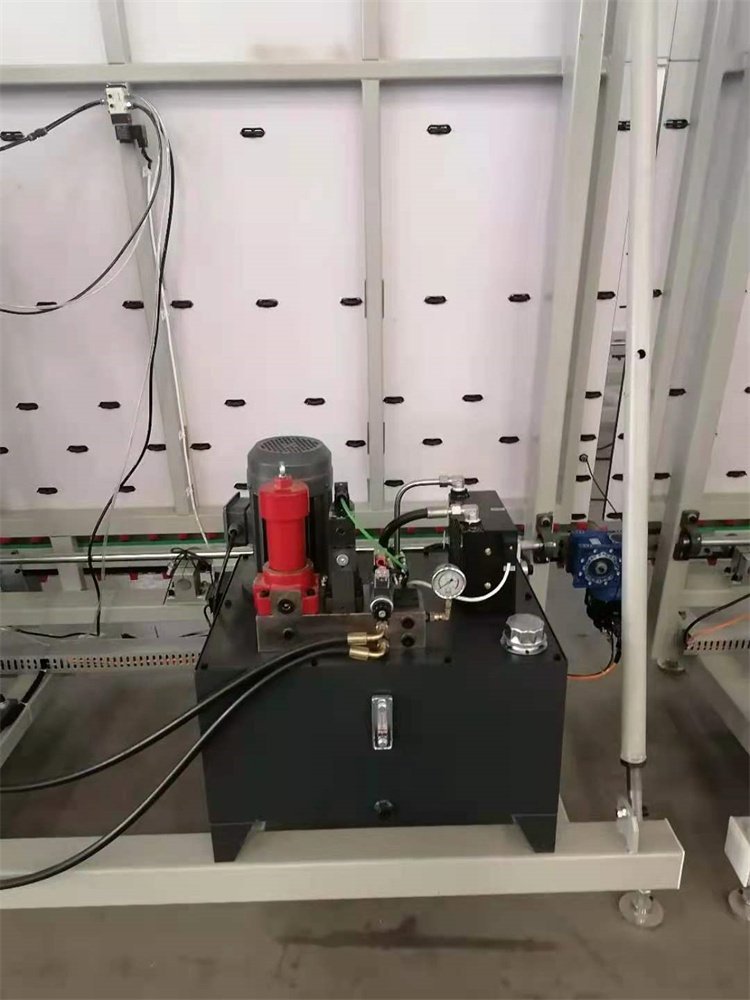 The Muyang CNC butyl adhesive coating machine can automatically set the distance between two adhesive nozzles based on the width of the aluminum strip