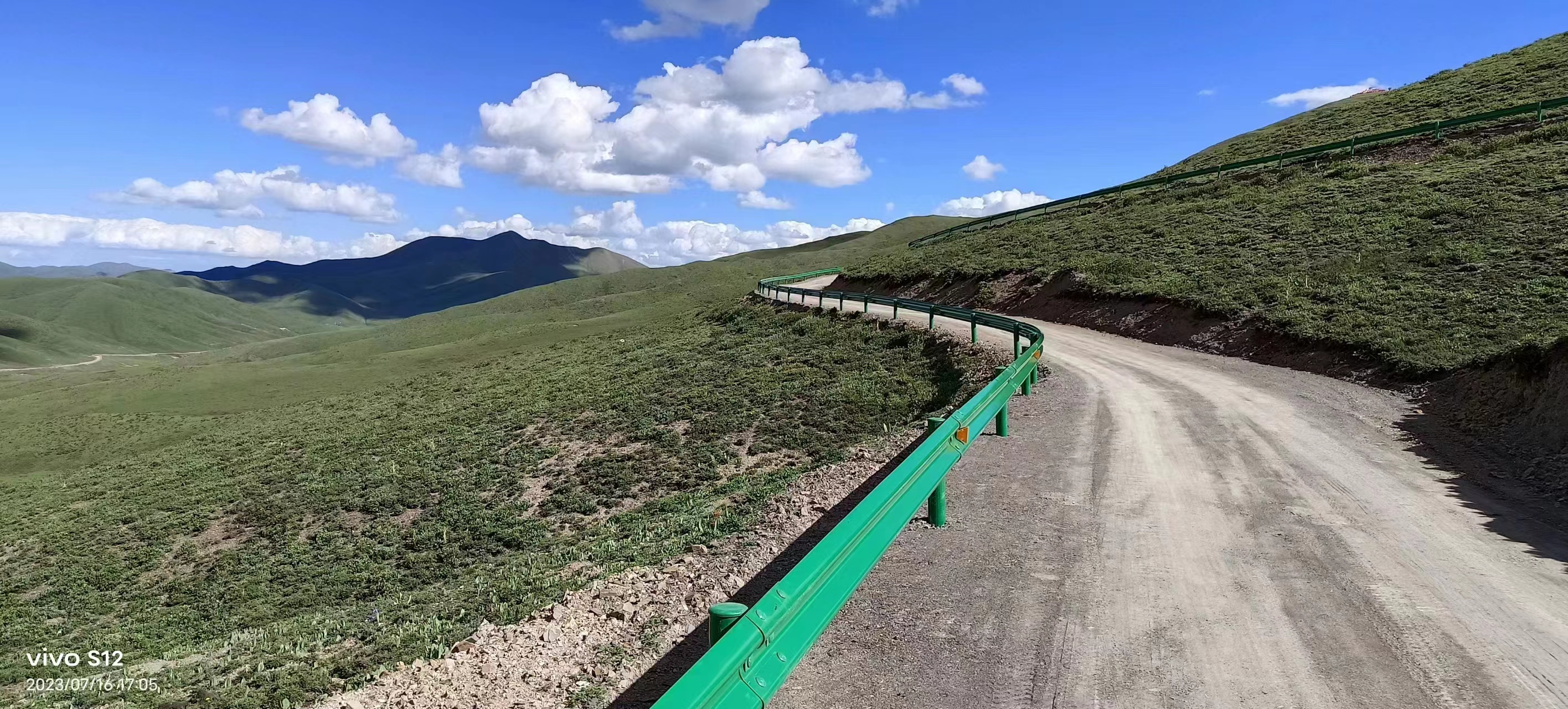 The manufacturer supports processing and customization of galvanized/sprayed plastic guardrail boards for highway anti-collision waveform guardrails