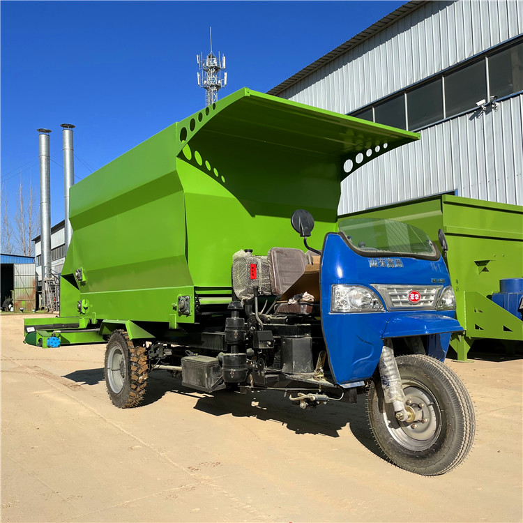 Five way mixing and spreading machine for mixing and spreading, self-propelled feeding truck for beef cattle, customized throwing truck for cattle breeding