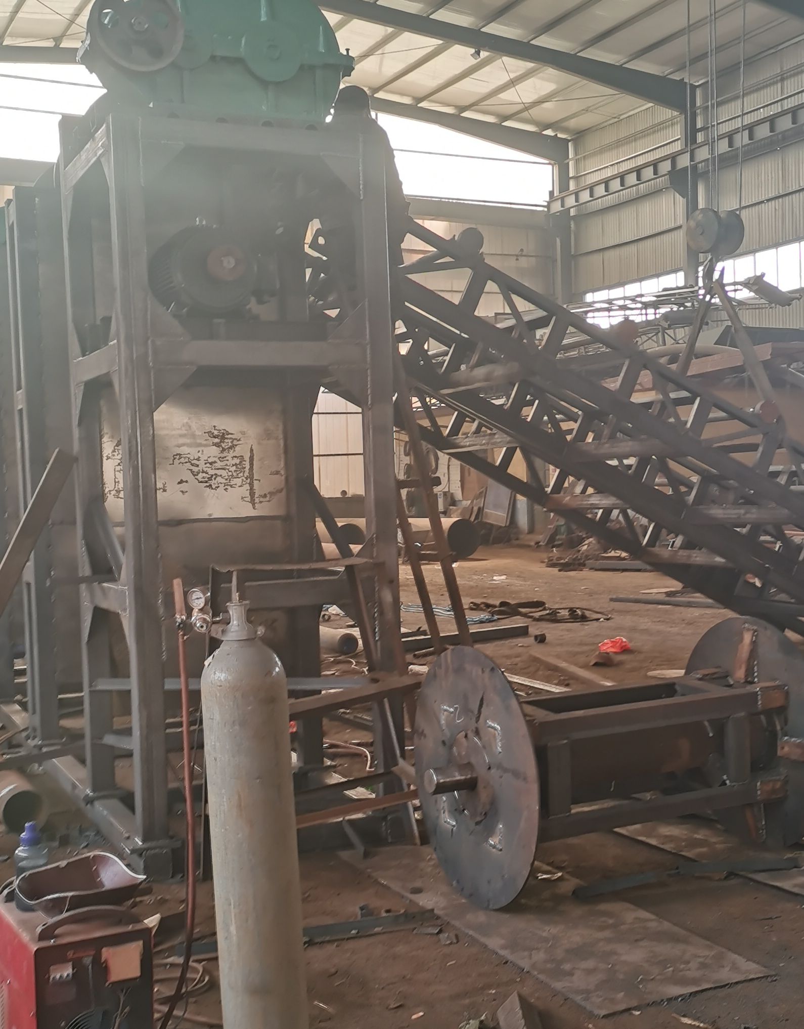 The chain drive torque of the bucket elevator chain bucket sand washing machine is large, which can be used for lifting the material loading of the sticky mud screen washing material