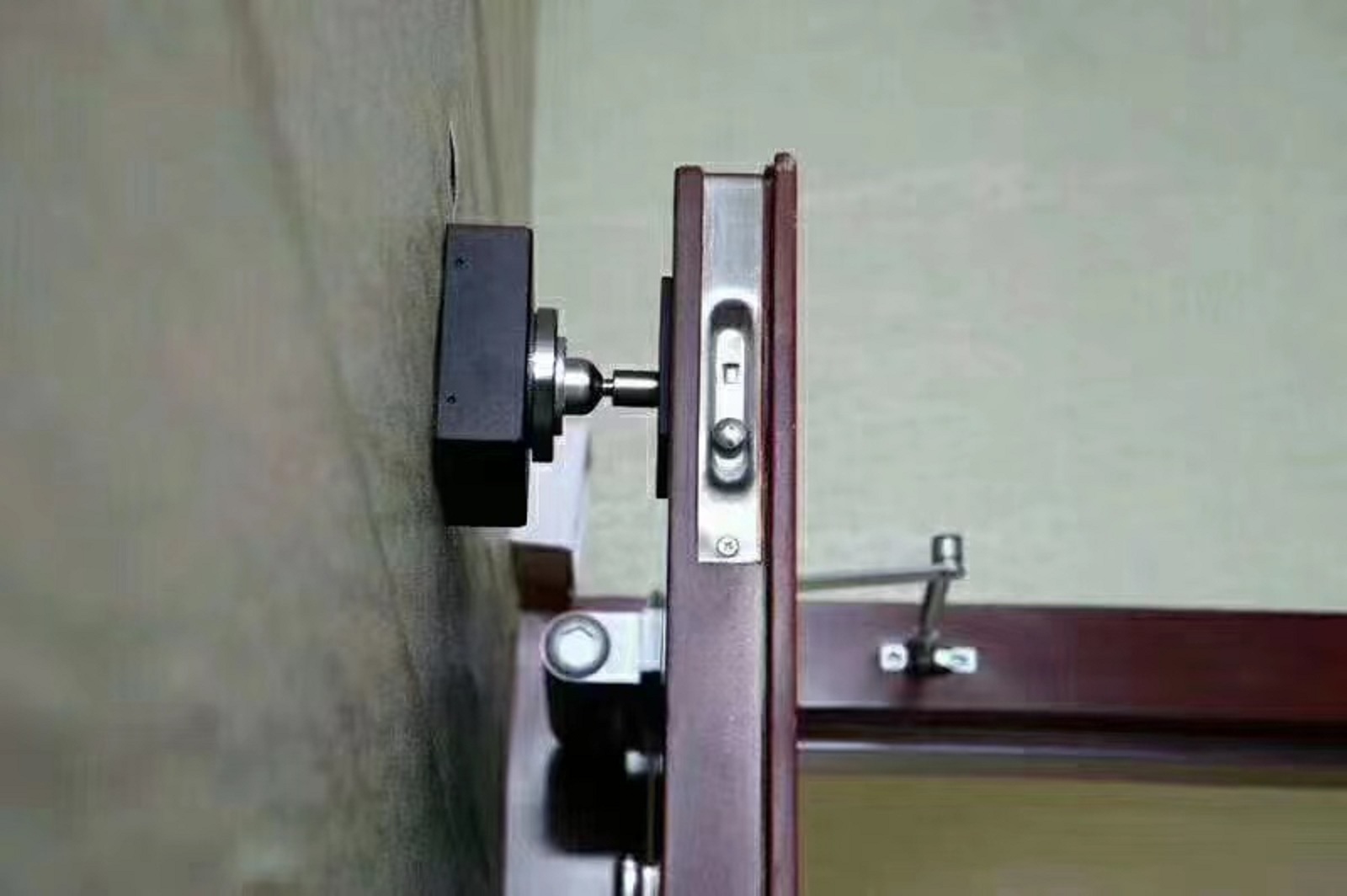 Fire door release device with universal suction plate for normal door opening and immediate release after power outage