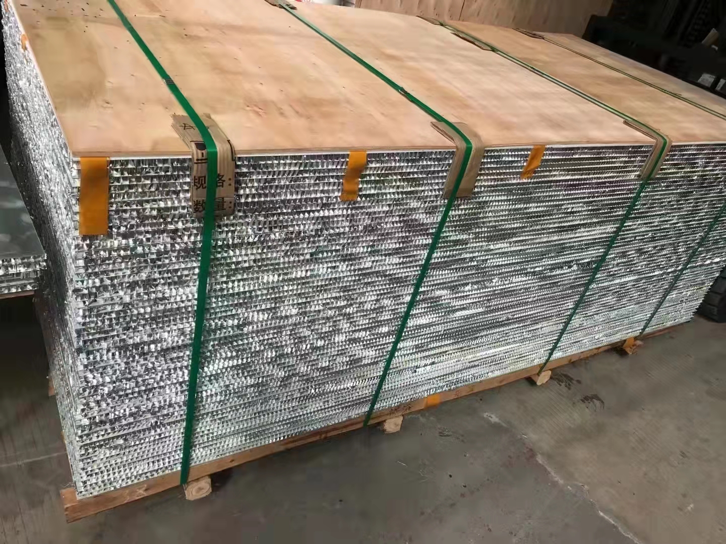 Wholesale of all aluminum furniture honeycomb panels, aluminum profiles, wardrobes, cabinets, door panels, composite honeycomb panels manufacturers