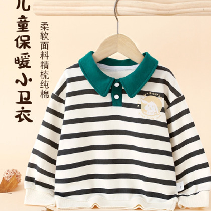 Wholesale of pure cotton children's sweaters on the floor at a cheap stall for children's clothing and children's clothing