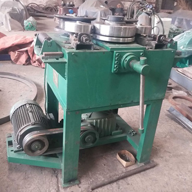 The angle steel coiling machine is an ideal equipment for processing high-speed rail guardrails, which divides angle steel inner and outer coils