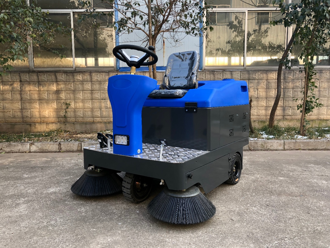 The 1450 type sweeping machine can be optionally equipped with a roof and semi enclosed sweeping vehicle. The manufacturer has a professional after-sales warranty of one year