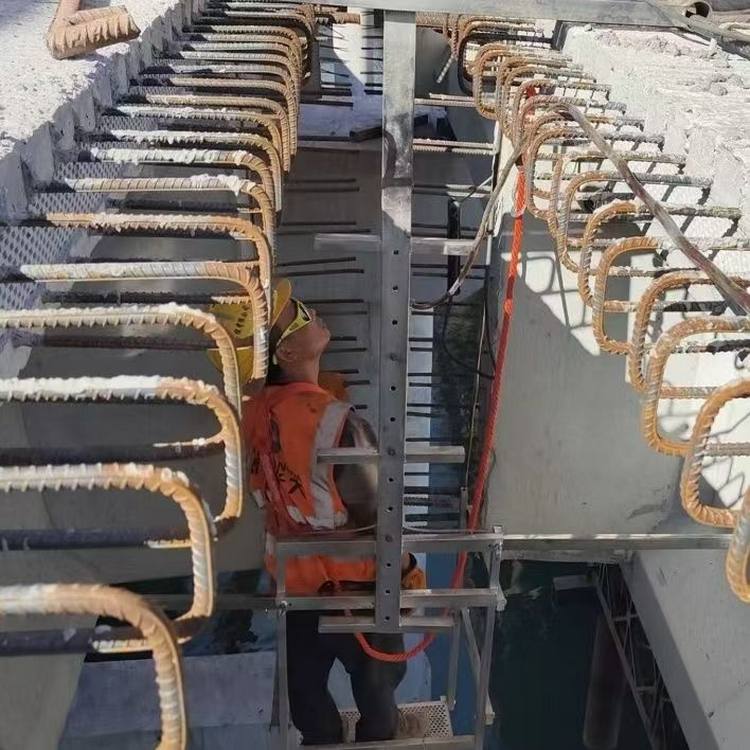 高空作业防撞墙检修施工吊篮湿接缝张拉挂笼横隔板挂篮边梁负弯距