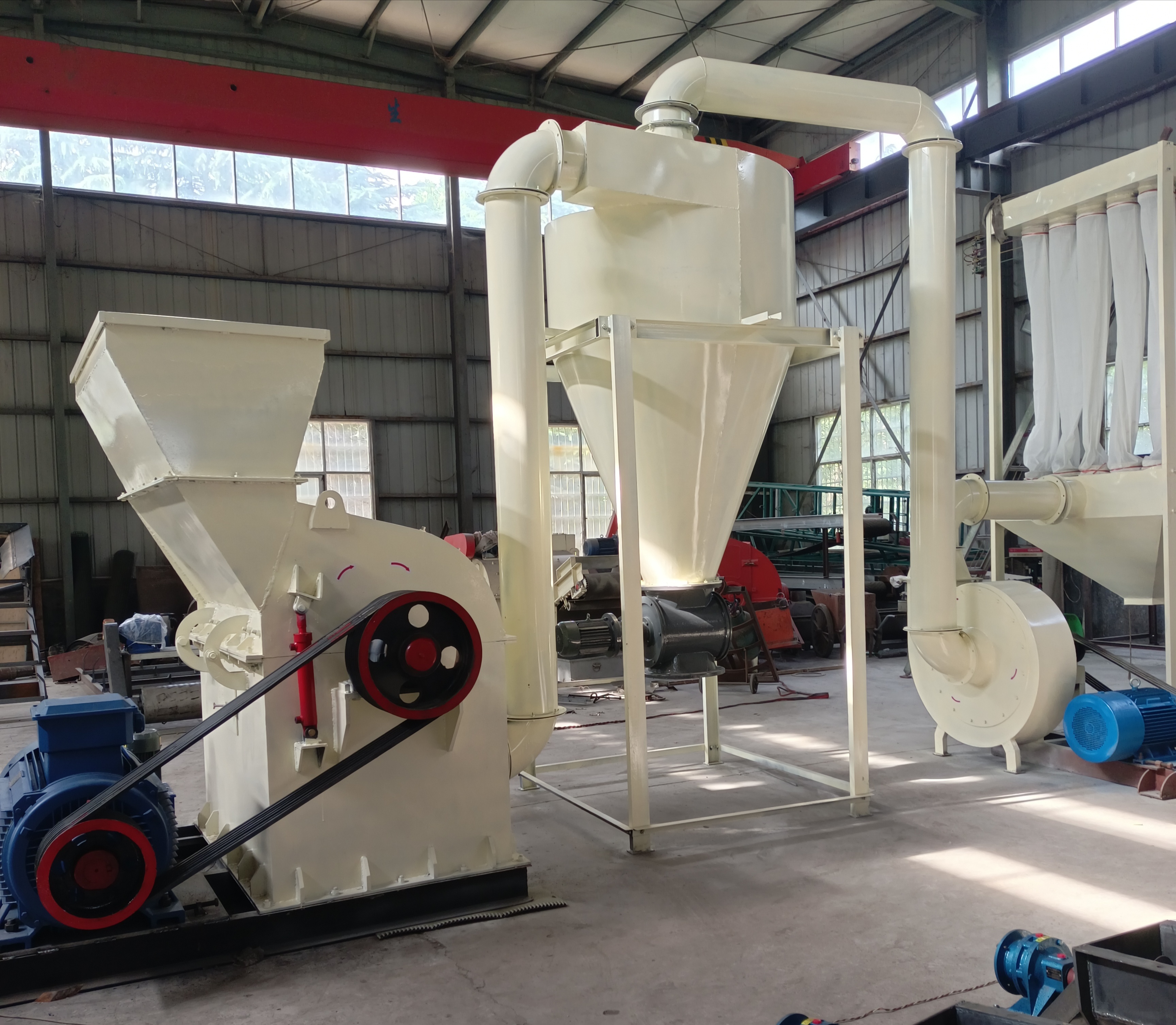 The 1650 type wood crusher is suitable for crushing and grinding various crops