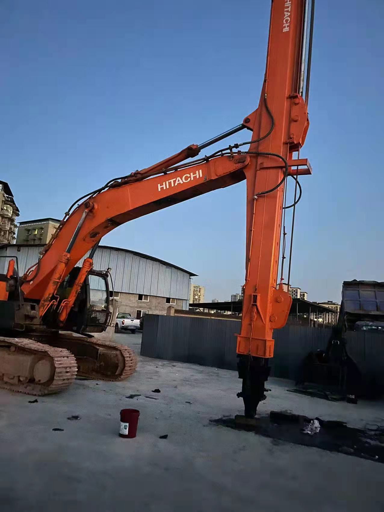 Retrofitting the excavator telescopic arm with a length of 25 to 32 meters, grabbing the bucket arm, hooking the sinking well, and extending the arm