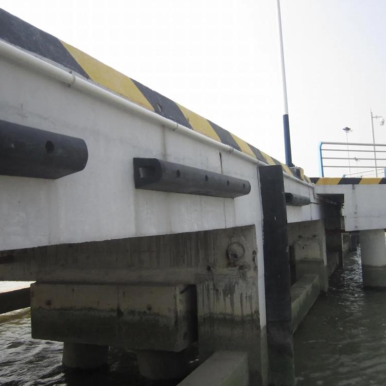 Floating berthing cushion, wear-resistant and corrosion-resistant rubber fender, with good protective performance and a lifespan of 15-20 years