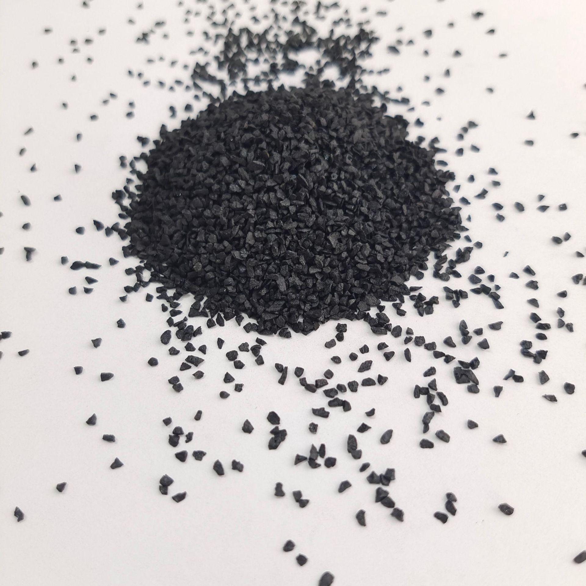 The manufacturer provides various specifications of black corundum abrasive for surface sandblasting, polishing, and rust removal using aluminum oxide powder