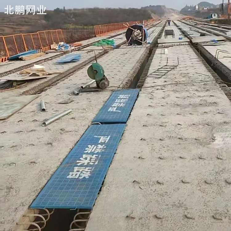 No Stepping on the Cover Plate of Beipeng Bridge Expansion joint Temporary Construction Support Customization