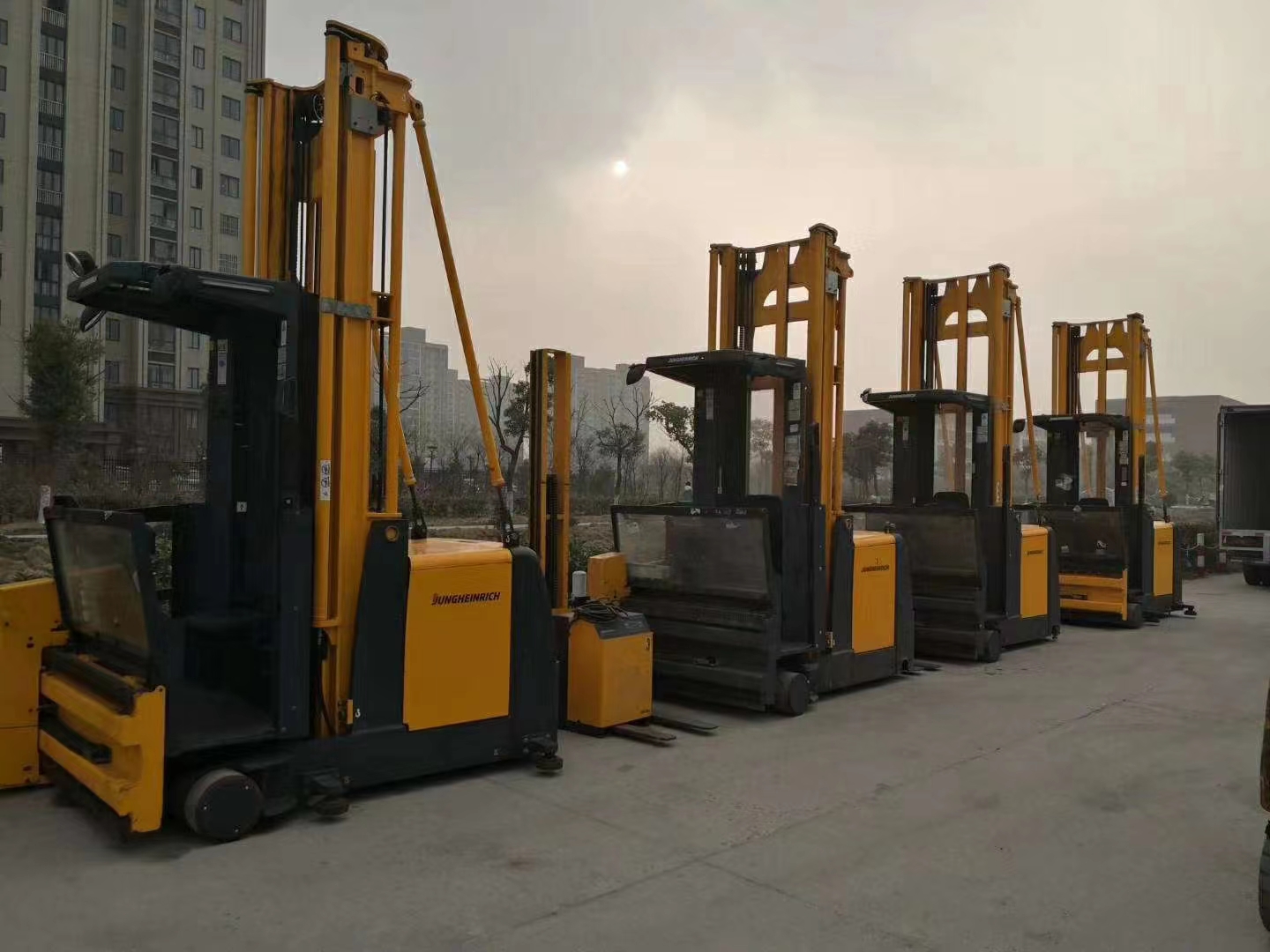 A large number of second-hand Jungheinrich lithium battery forklift trucks are leased with original imported narrow channel counterweight high position truck Diniu