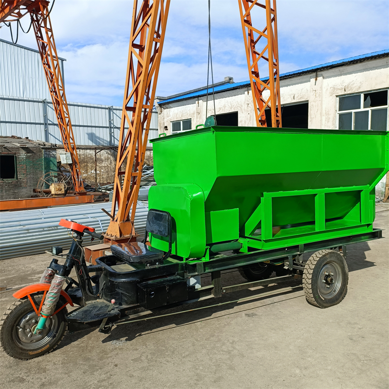 Small electric three wheel spreader truck for cattle and sheep feeding at Sumu Heavy Industry Cattle and Sheep Farm, energy-saving and environmentally friendly forage feeding machine